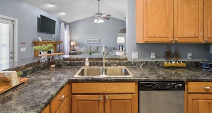 Beautifully decorated residential home just 3 miles to Ft. Rucker Army Base