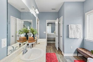 Combined shower/bathtub, hair dryer, towels, soap - Beautifully decorated residential home just 3 miles to Ft. Rucker Army Base (Enterprise)