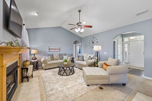 Smart-TV, Kamin, Bücher