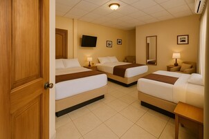 Quarto triplo básico | Ferros/tábuas de passar roupa, Wi-Fi de cortesia, roupa de cama