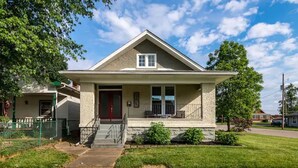 A single-story house with a gabled roof, a front porch, and a small front yard. - Chestnut Street Charmer-Walk to Louisville! (Jeffersonville)