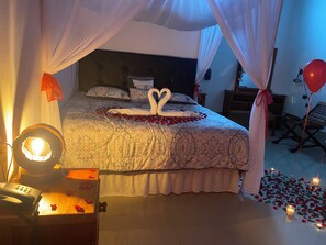 デラックス シングルルーム キングベッド 1 台 専用バスルーム プールビュー | 客室ごとに異なる装飾、客室ごとに異なるインテリア、ノートパソコン用作業スペース、ベッドシーツ