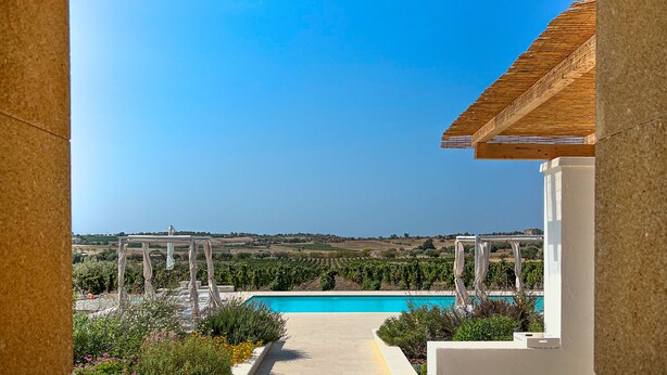 A pool area with a clear view of the landscape, a pergola, and a pathway leading to the pool. - Dimora Calauriia - Adults Only (Noto)