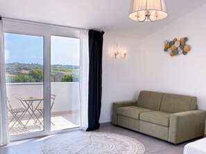 엘리트 스위트, 테라스, 수영장 전망 | 고급 침구, 메모리폼 침대, 미니바, 객실 내 금고