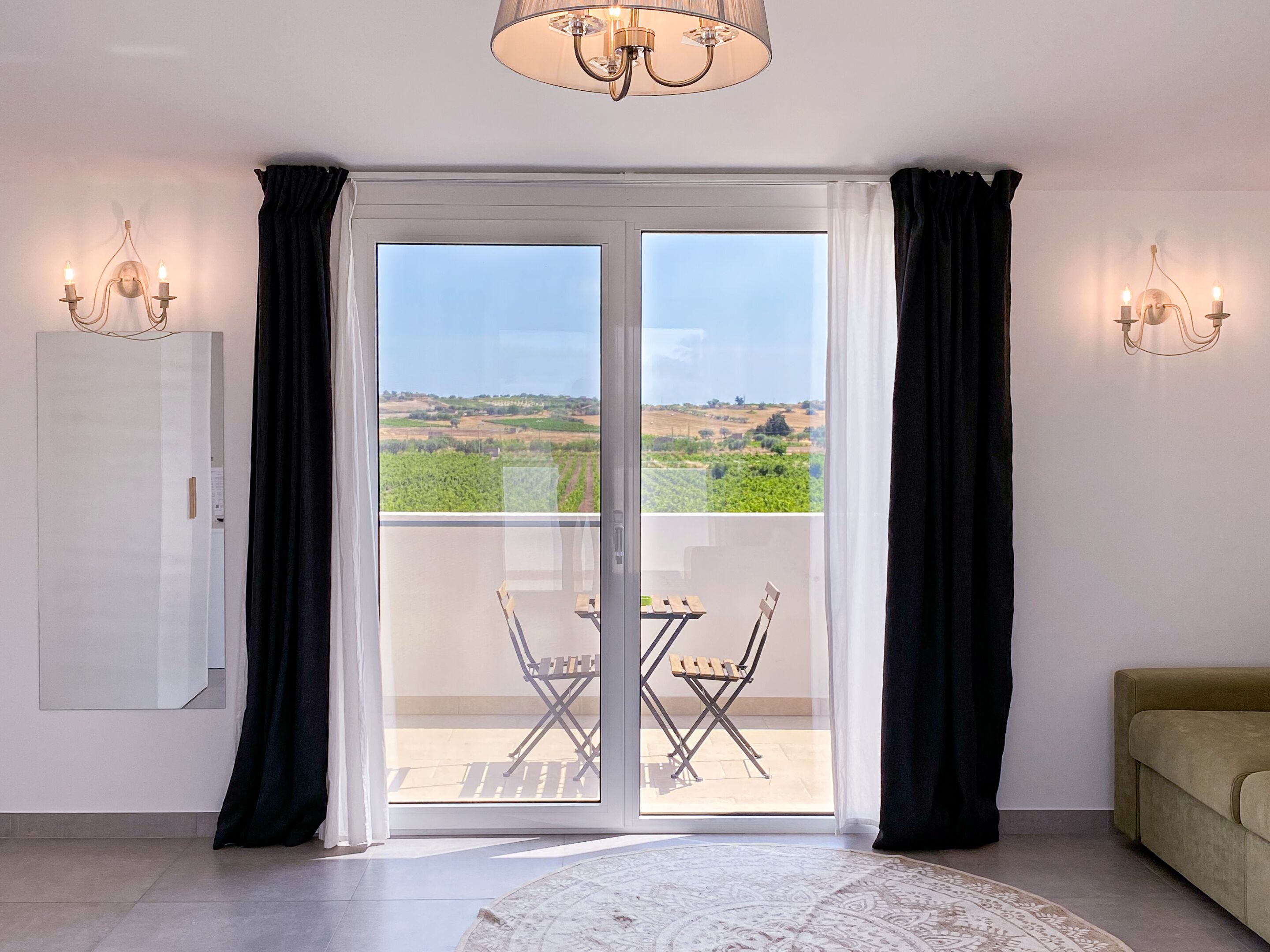 Elite-sviitti, terassi, näköala uima-altaalle | Ylelliset vuodevaatteet, memory foam -patjalliset sängyt, minibaari