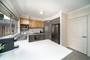 ثلاجة، ميكروويف، غسالة أطباق، مجمّد