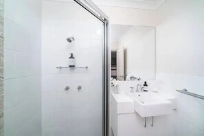 Bathroom - Light & Bright Homely Villa (Tatton)