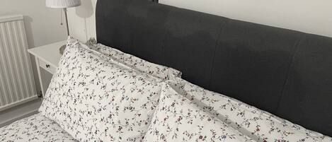 4 habitaciones, tabla de planchar con plancha, wifi y ropa de cama