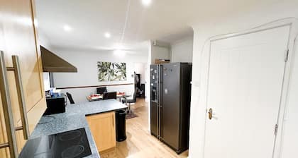 Restful family house 5 minutes walk to Milton Keynes Mall