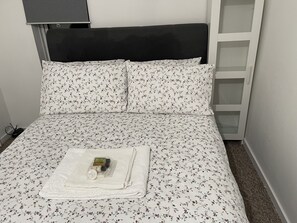 5 bedrooms, iron/ironing board, WiFi, bed sheets