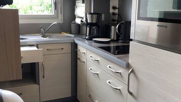 Een koelkast, een microgolfoven, een oven, een kookplaat