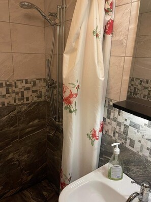 Een bad/douchecombinatie, een bubbelbad