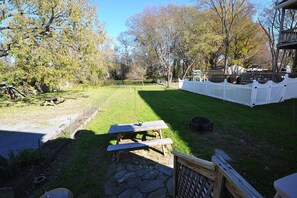 Outdoor dining - Walking distance to shopping, restaurants, entertainment, and the Chesapeake Bay (Rock Hall)