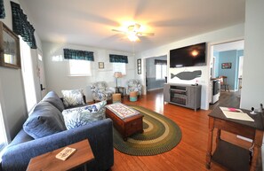 Smart TV, chimenea y libros 