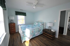 3 bedrooms, iron/ironing board, free WiFi, bed sheets - Walking distance to shopping, restaurants, entertainment, and the Chesapeake Bay (Rock Hall)
