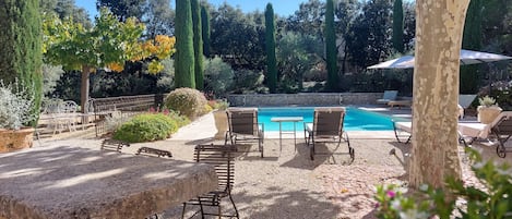 Een buitenzwembad en een verwarmd zwembad