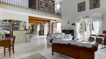 TV connectée, table de tennis de table, livres, chaßne hi-fi