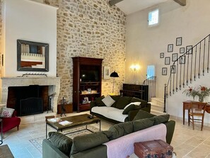 TV connectée, table de tennis de table, livres, chaîne hi-fi