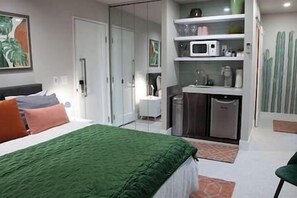 1 dormitorio, escritorio, tabla de planchar con plancha y wifi