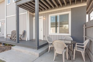 Outdoor dining - EXPLORE CO-Perfect for fams/groups. Close to DIA. (Commerce City)