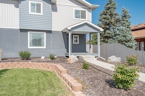 Exterior - EXPLORE CO-Perfect for fams/groups. Close to DIA. (Commerce City)