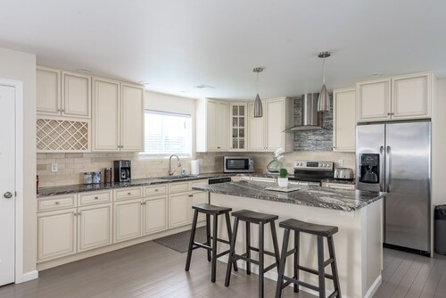 EXPLORE CO-Perfect for fams/groups. Close to DIA.