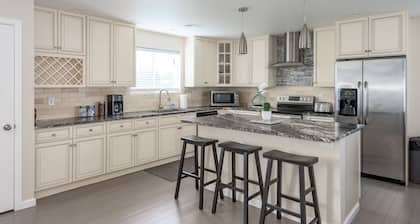 EXPLORE CO-Perfect for fams/groups. Close to DIA.