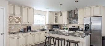 EXPLORE CO-Perfect for fams/groups. Close to DIA.