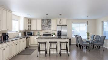 冰箱、微波炉、烤箱、炉灶