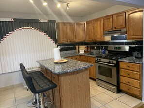 冷蔵庫、電子レンジ、オーブン、コンロ