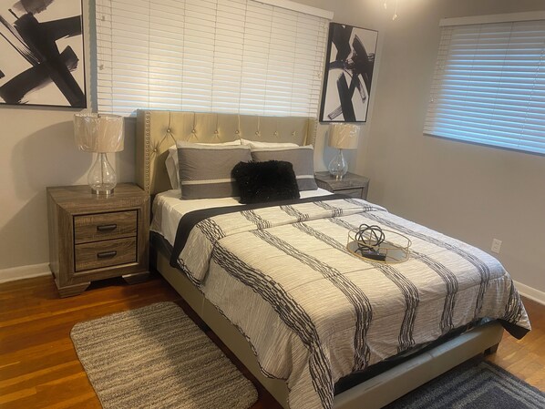 3 habitaciones, escritorio, tabla de planchar con plancha y wifi gratis 