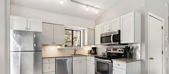 End Unit, Near Downtown Quechee - Mill Run 3A