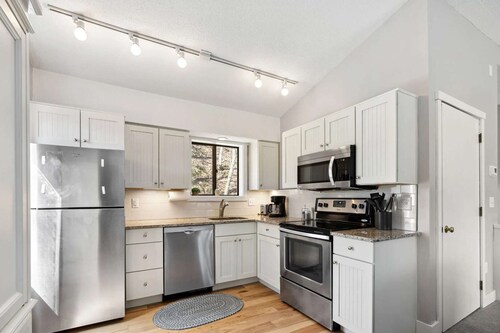 End Unit, Near Downtown Quechee - Mill Run 3A