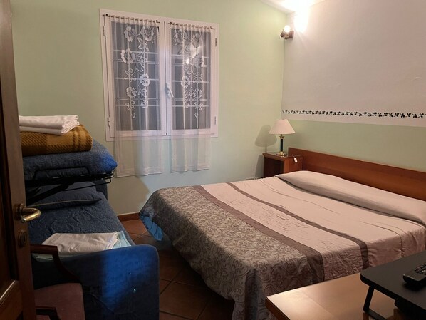 1 chambre, bureau, draps fournis