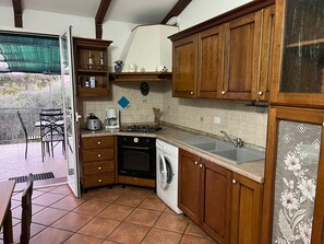 Kühlschrank, Ofen, Kochgeschirr/Geschirr/Besteck, Esstisch