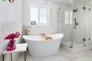 Bathtub, towels, toilet paper - Colorful Beach Home w/ Ocean Front View + 2 Master Bedrooms (Exuma)