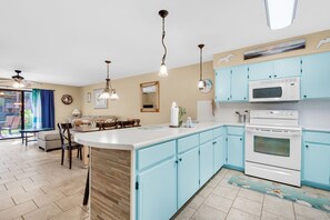 冰箱、微波炉、烤箱、炉灶