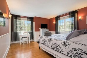 5 Schlafzimmer, Schreibtisch, Bügeleisen/Bügelbrett, Reisekinderbett