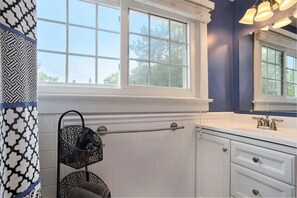 Dusche, Haartrockner, Handtücher, Shampoo