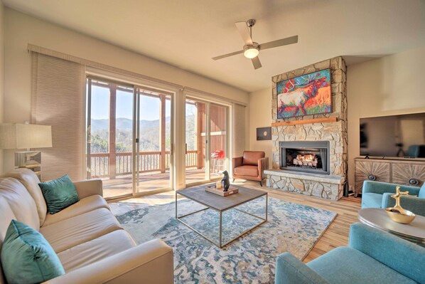 TV, fireplace