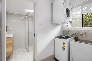 Douche, sèche-cheveux, serviettes fournies