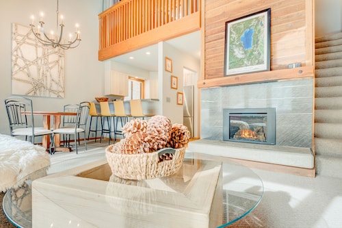 Ski-in/ski-out townhome with fireplace, pool, hot tub & on-site ski/sled hill