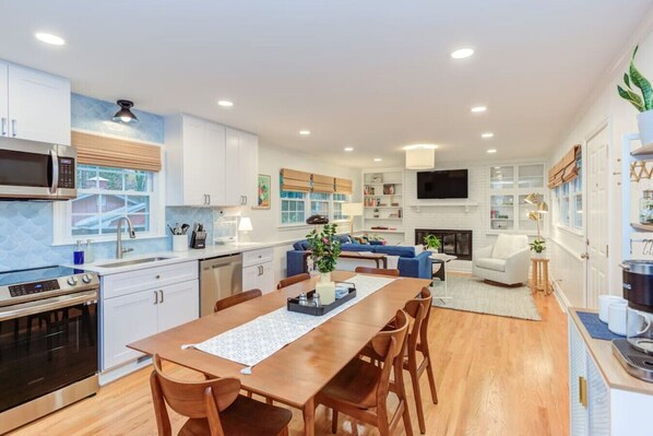 冷蔵庫、電子レンジ、オーブン、コンロ