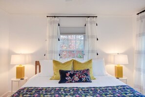 4 室のベッドルーム、デスク、アイロン / アイロン台、旅行用ベビーベッド