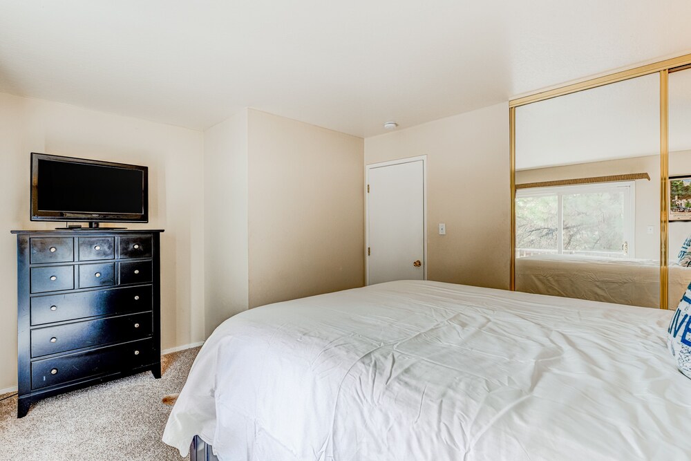 Dogfriendly condo with fireplace, gas grill, washer/dryer, deck