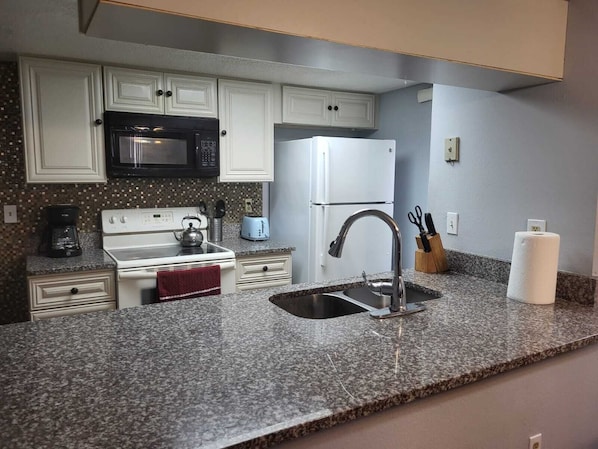 Frigorifero, microonde, forno, piano cottura