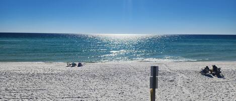 Nära stranden, solstolar och strandhanddukar