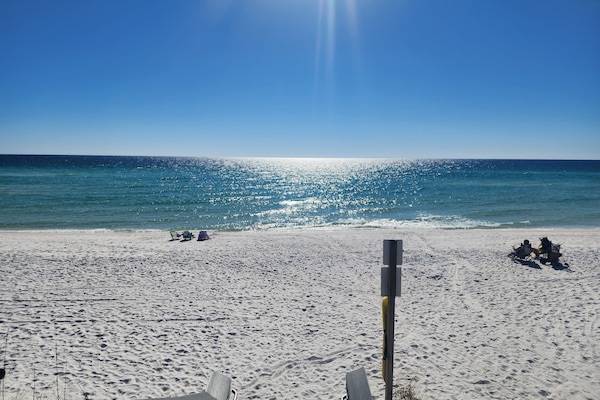 Playa en los alrededores, camastros y toallas de playa