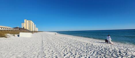 Vlak bij het strand, ligstoelen, strandlakens