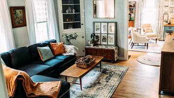 TV connectée, cheminée, livres